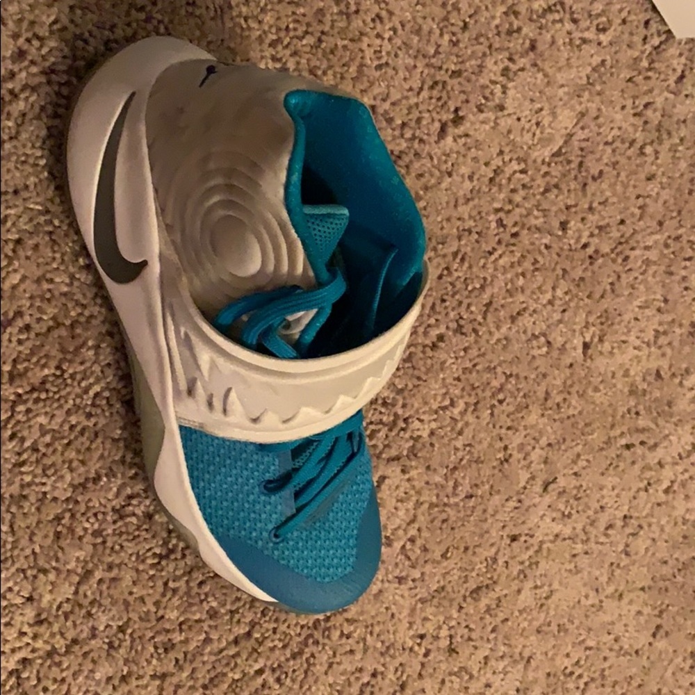 Kyrie 2 Christmas